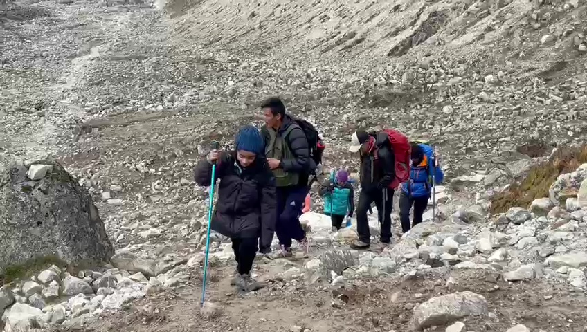 7 years old girl reach mount everest