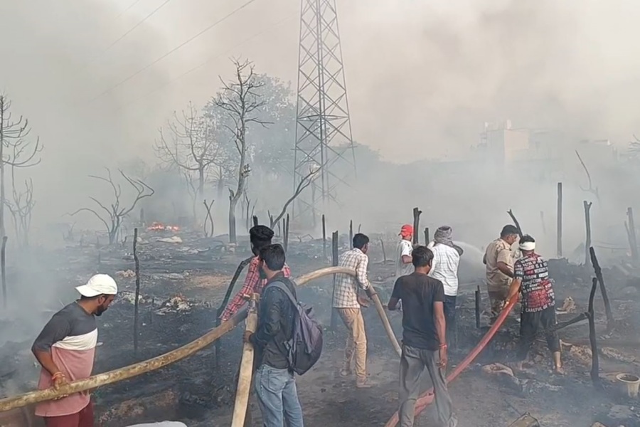 Fire breaks out in slums in Hisar
