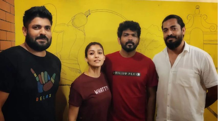 Nayanthara and Vignesh Shivan at Manna restaurant  മന്നയിലെത്തി നയന്‍താരയും വിഘ്‌നേഷും  Nayanthara Vignesh Shivan wedding  Nayanthara Vignesh in Kerala  Nayanthara Vignesh at favorite restaurant  Nayanthara Vignesh at Manna restaurant  Manna restaurant shares Nayanthara Vignesh pic  Nayanthara Vignesh Shivan wedding