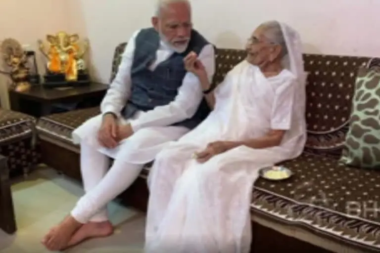 PM મોદી માટે ખૂબ જ યાદગાર રહી છે માતા સાથેની મુલાકાત,જાણો કેટલી વખત મળ્યા હીરાબાને