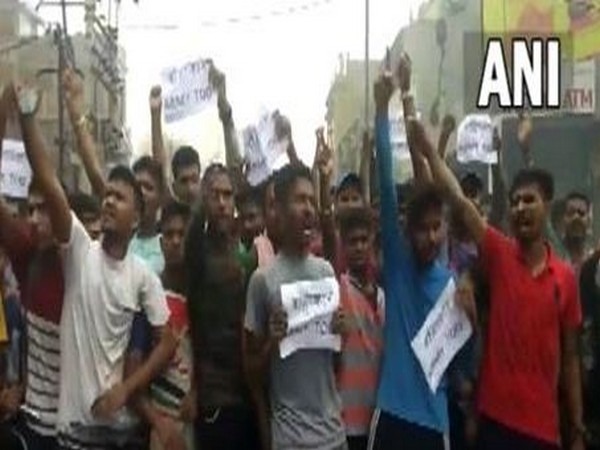 Protests erupt in Bihar against Agnipath scheme  Army aspirants demand its withdrawal  Agnipath scheme news  bihar protest update  അഗ്‌നിപഥ് പദ്ധതി  അഗ്‌നിപഥ് പദ്ധതിയിൽ പ്രതിഷേധം കനക്കുന്നു  ബിഹാറിൽ ട്രെയിനിന് തീയിട്ടു  ബിഹാറിൽ പ്രതിഷേധം അക്രമാസക്തം