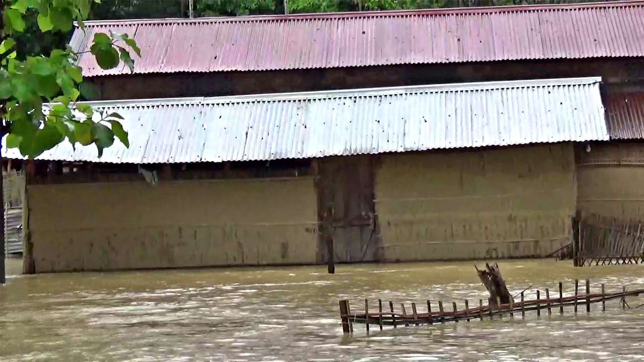 Flood in Hojai: কপিলী নৈৰ বাঢ়নী পানীত ডুব গৈছে বহু অঞ্চল