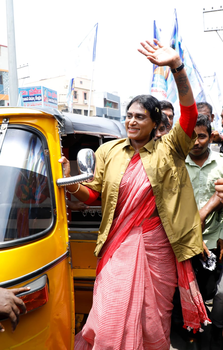 YSRTP President Sharmila drive auto in khammam