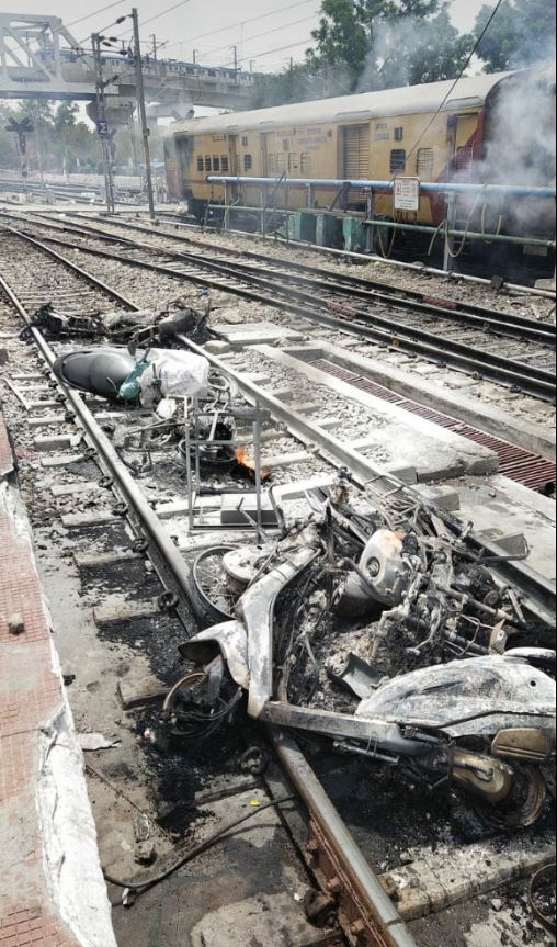 Protest against AgniPath in Hyderabad  Youth burnt a train in Telangana  AgniPath protest in Telangana  ಹೈದರಾಬಾದ್​ಗೂ ತಟ್ಟಿದ ಅಗ್ನಿಪಥ್​ ಕಾವು  ತೆಲಂಗಾಣದಲ್ಲಿ ಟ್ರೈನ್​ಗೆ ಬೆಂಕಿ ಹಚ್ಚಿದ ಯುವಕರು  ತೆಲಂಗಾಣದಲ್ಲಿ ಅಗ್ನಿಪಥ್​ ಪ್ರತಿಭಟನೆ