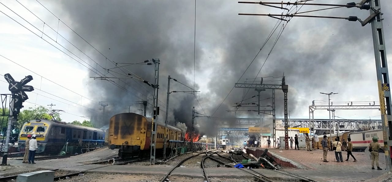 Protest against AgniPath in Hyderabad  Youth burnt a train in Telangana  AgniPath protest in Telangana  ಹೈದರಾಬಾದ್​ಗೂ ತಟ್ಟಿದ ಅಗ್ನಿಪಥ್​ ಕಾವು  ತೆಲಂಗಾಣದಲ್ಲಿ ಟ್ರೈನ್​ಗೆ ಬೆಂಕಿ ಹಚ್ಚಿದ ಯುವಕರು  ತೆಲಂಗಾಣದಲ್ಲಿ ಅಗ್ನಿಪಥ್​ ಪ್ರತಿಭಟನೆ