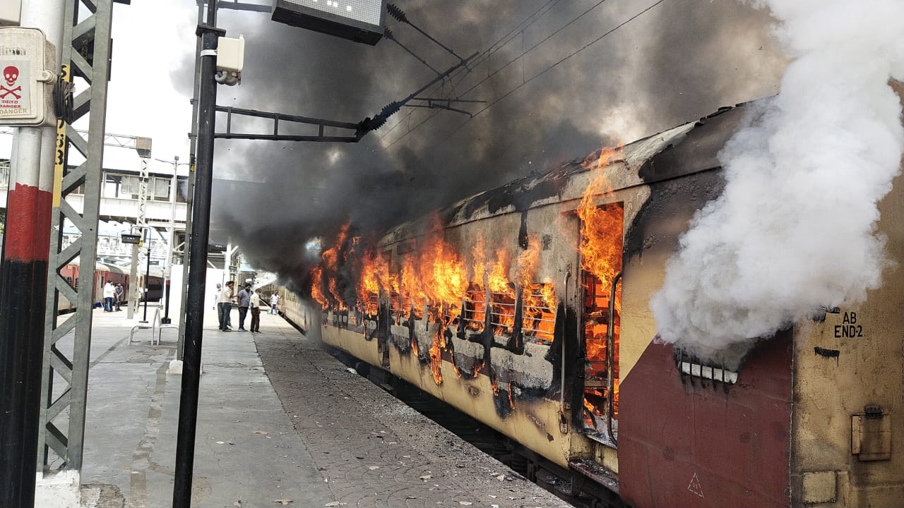 Protest against AgniPath in Hyderabad  Youth burnt a train in Telangana  AgniPath protest in Telangana  ಹೈದರಾಬಾದ್​ಗೂ ತಟ್ಟಿದ ಅಗ್ನಿಪಥ್​ ಕಾವು  ತೆಲಂಗಾಣದಲ್ಲಿ ಟ್ರೈನ್​ಗೆ ಬೆಂಕಿ ಹಚ್ಚಿದ ಯುವಕರು  ತೆಲಂಗಾಣದಲ್ಲಿ ಅಗ್ನಿಪಥ್​ ಪ್ರತಿಭಟನೆ