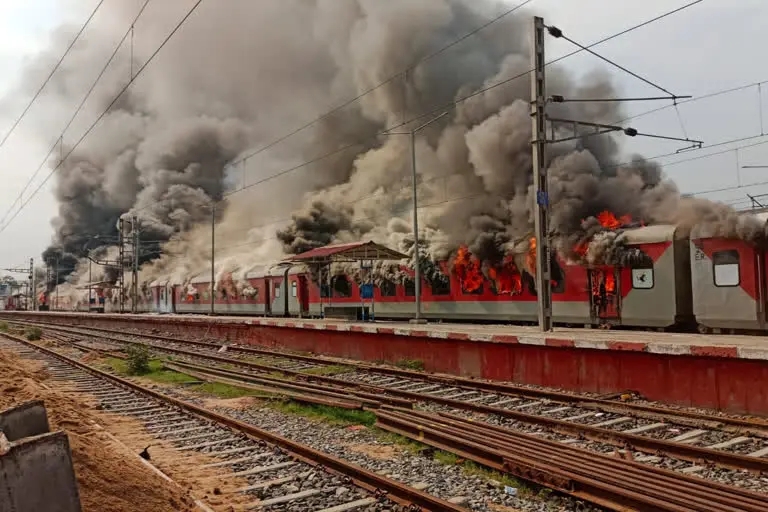 ಅಗ್ನಿಪಥ ಯೋಜನೆ ಖಂಡಿಸಿ ನಡೆದ ಹಿಂಸಾಚಾರದ ಚಿತ್ರಣ