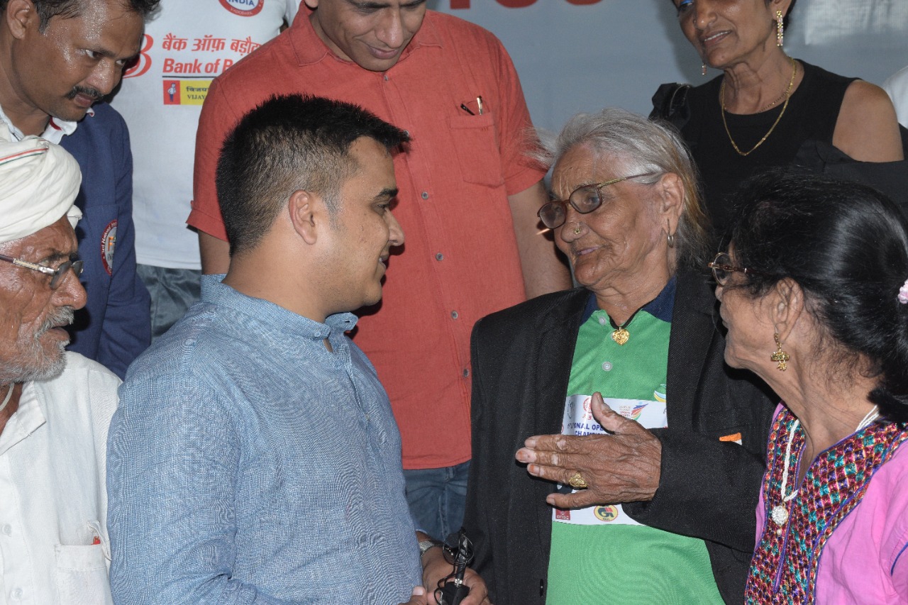 Grandmother  106 years old  astonished everyone by winning the gold at the Indian National Open Athletics Championships  Indian National Open Athletics Championships  Harsh Sanghvi  gujrat Sports and Home Minister Harsh Sanghvi  Ramabai of Charkhi Dadri  ഇന്ത്യൻ നാഷണൽ ഓപ്പൺ അത്‌ലറ്റിക്‌സ് ചാമ്പ്യൻഷിപ്പ്  ഗുജറാത്ത് ആഭ്യന്തര മന്ത്രി ഹർഷ് സാംഘ്‌വി  ഹർഷ് സാംഘ്‌വി