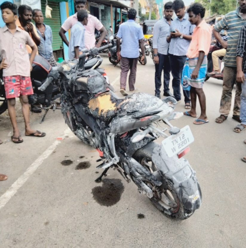 நடுரோட்டில் திடீரென பற்றி எரிந்த விலையுயர்ந்த வாகனம்