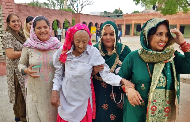108 वर्षीय बुजुर्ग महिला भोती देवी ने डाला वोट.