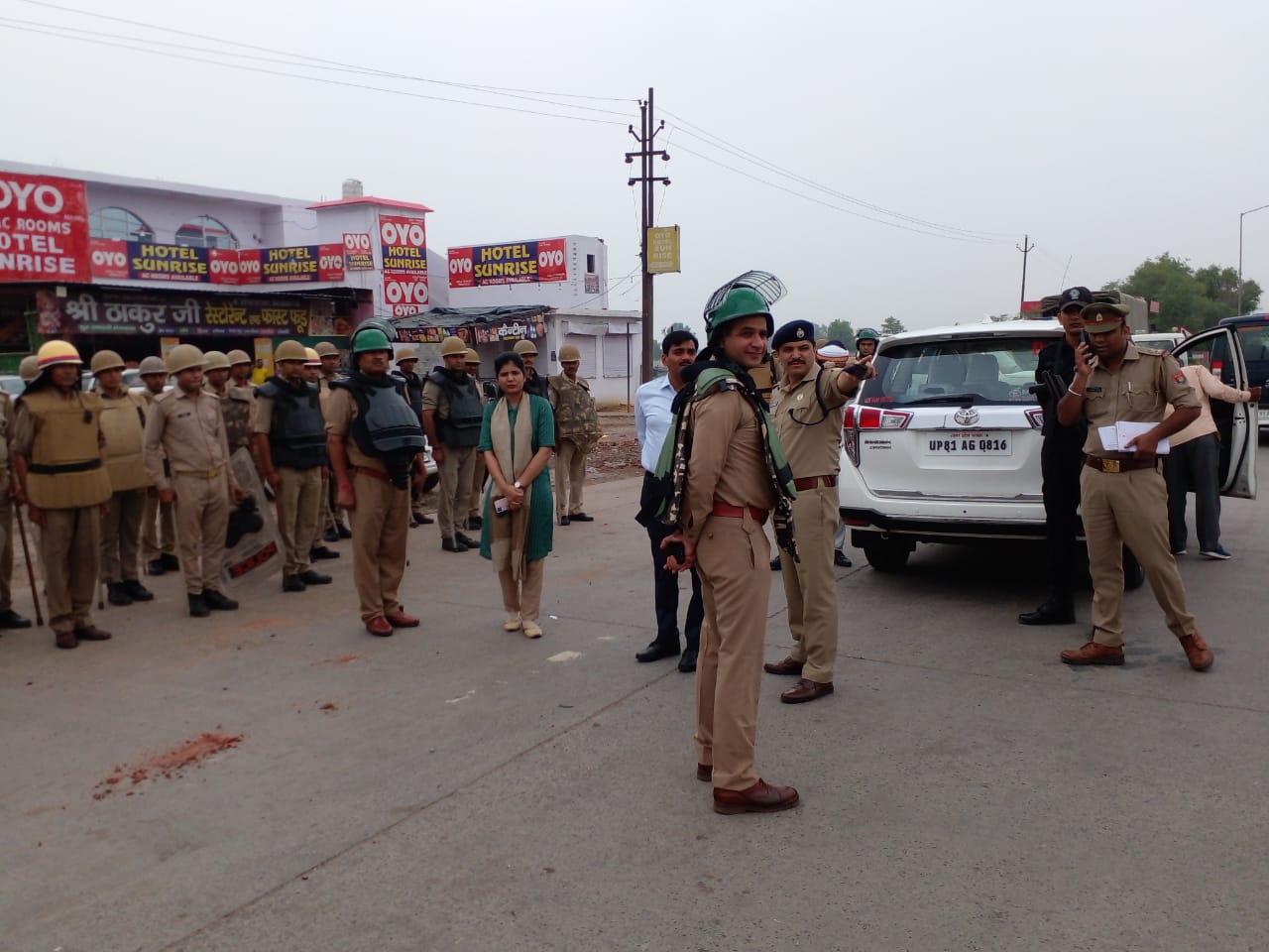 अलीगढ़ के टप्पल में तैनात पुलिस.