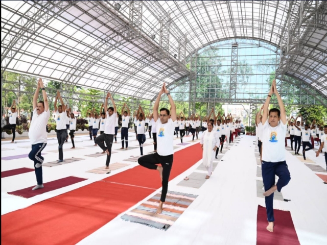 governor-ramesh-bais-performs-yoga-on-international-yoga-day