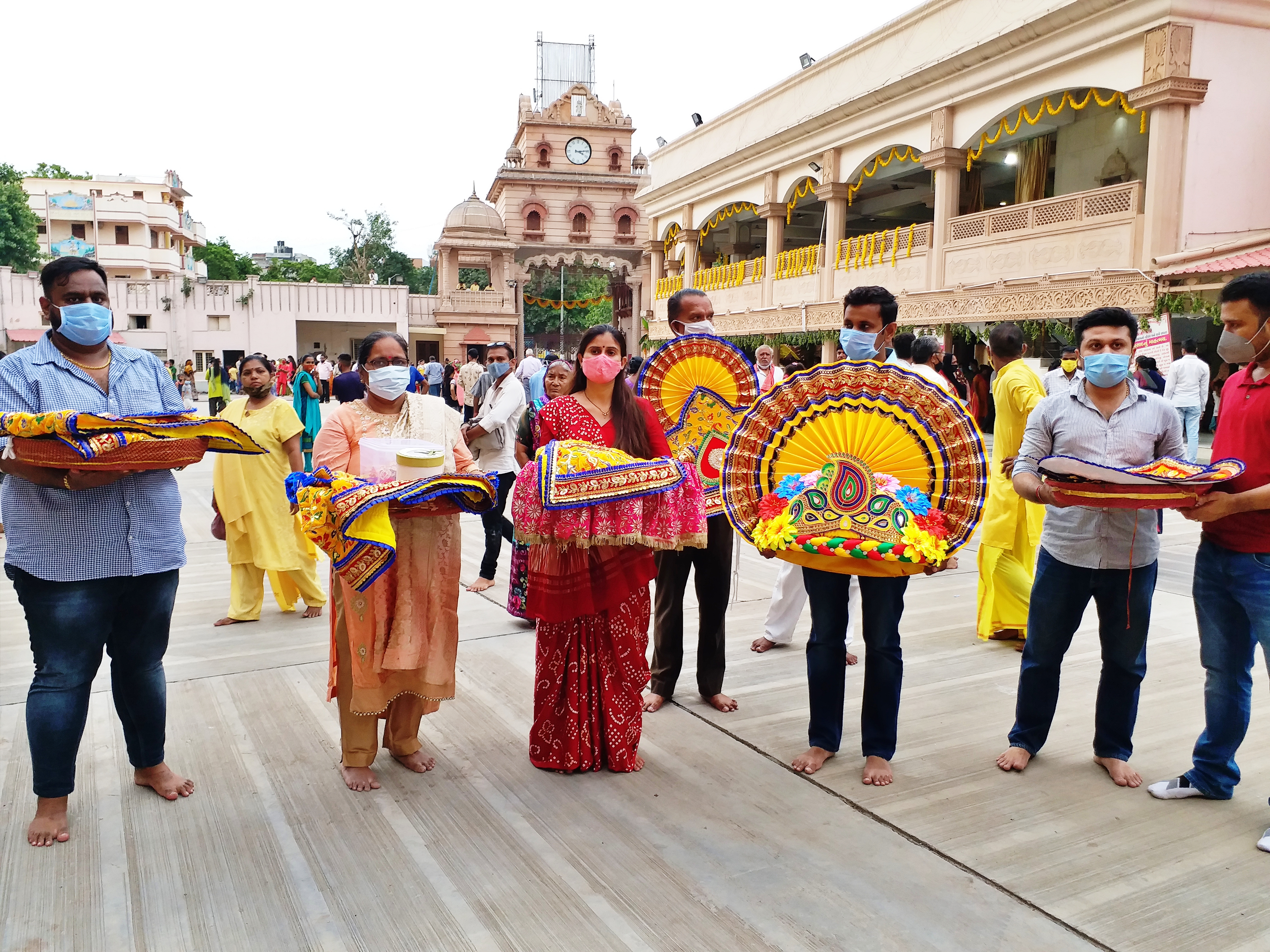 ખલાસીઓ રથયાત્રા અગાઉ તેનું સમારકામ, રંગકામ અને શણગારે છે.