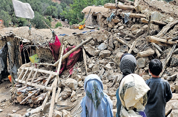 What is the cause of earthquakes in Hindu Kush mountains?