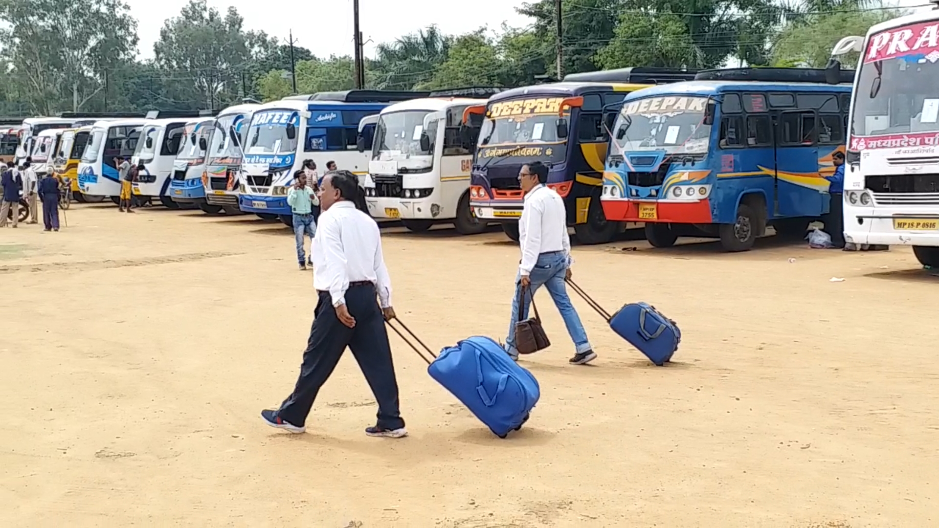 Polling parties leave in Shahdol since morning