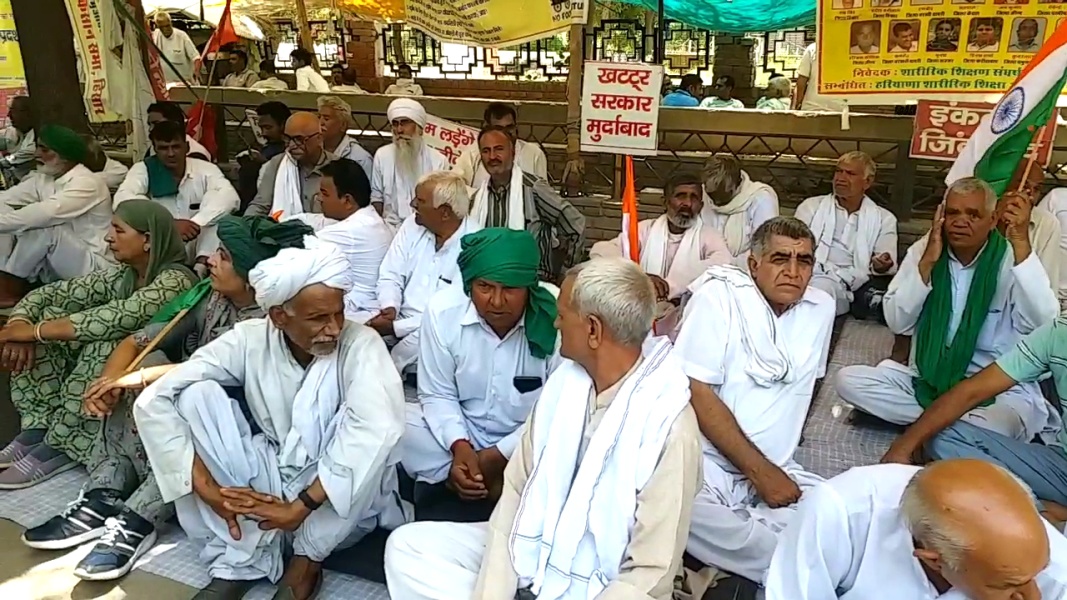 Protest Agnipath scheme in Hisar