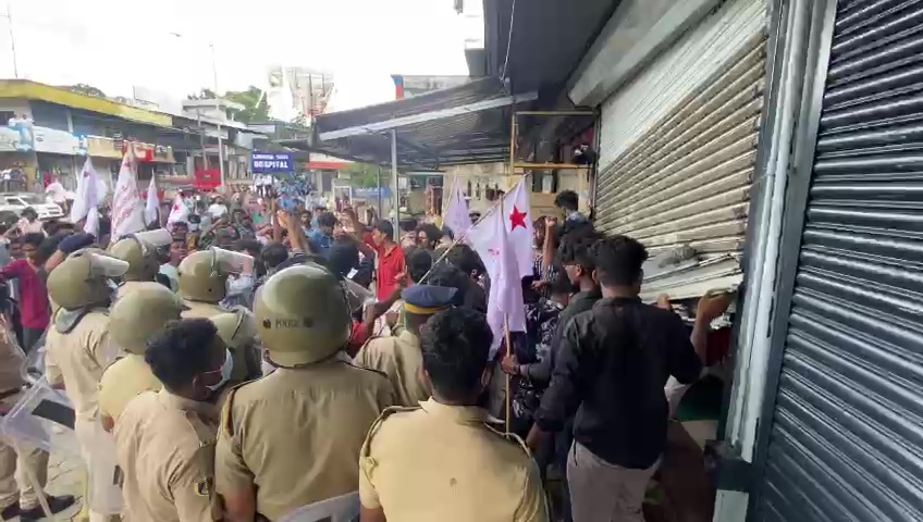 SFI march to Rahul Gandhi's office; office ransacked