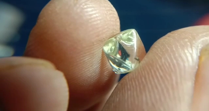 A Daily Wage Laborer Got A Diamond Of 3.15 Carat, Estimated Value Of Rs 15 Lakh