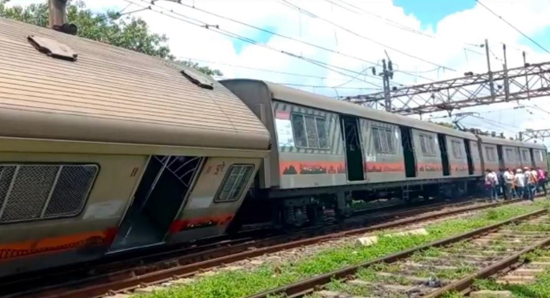 Local Train Derailed before entering Barddhaman Junction