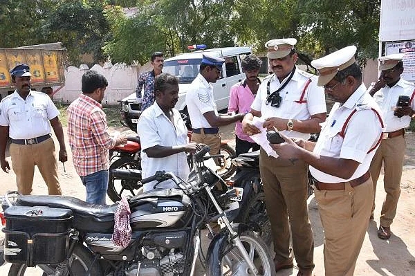 Chennai Police recommendation to the Tamil Nadu government to implement the new Motor Vehicle Act புதிய மோட்டார் வாகன சட்டத்தை அமல்படுத்த தமிழக அரசுக்கு சென்னை காவல்துறை பரிந்துரை - இனி ஆண்டுக்கு ரூ.200 கோடி அபராதம் வசூல்...