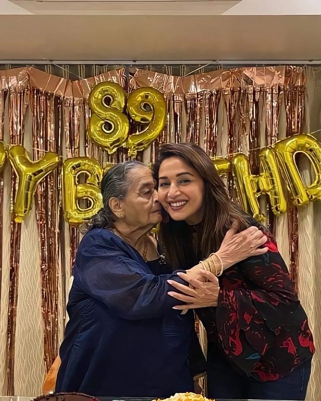 माधुरी दीक्षितने साजरा केला आईचा 90 वा वाढदिवस, दाखवले आई-मुलीचे प्रेम,  madhuri-dixit-nene-celebrated-her-mother-snehlata-90th-birthday-see-pics