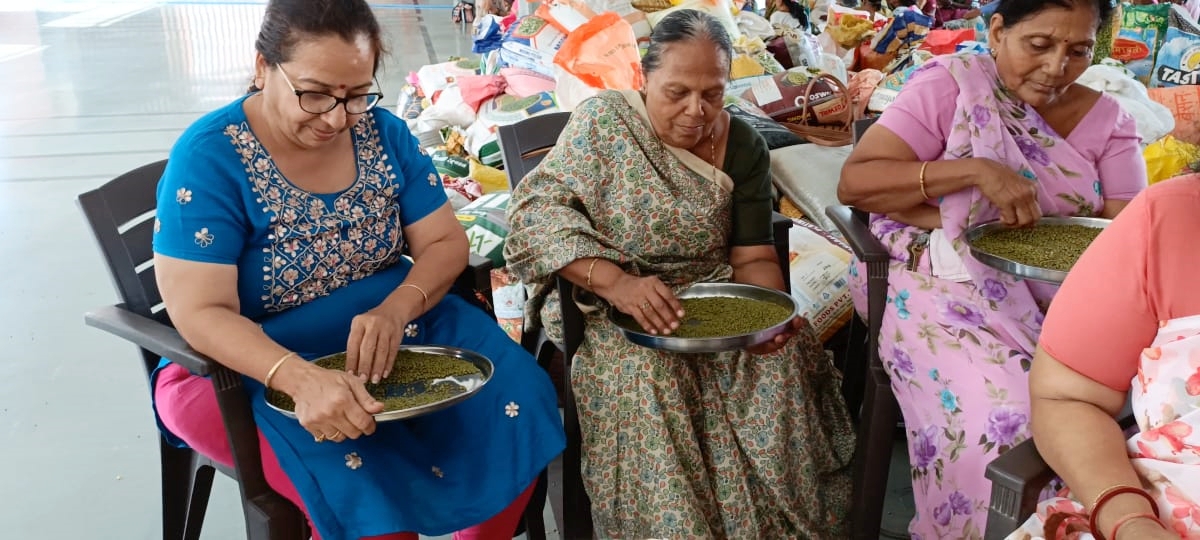 ભગવાનની સેવા કરવા મહિલા મંડળ તૈયાર હોય છે