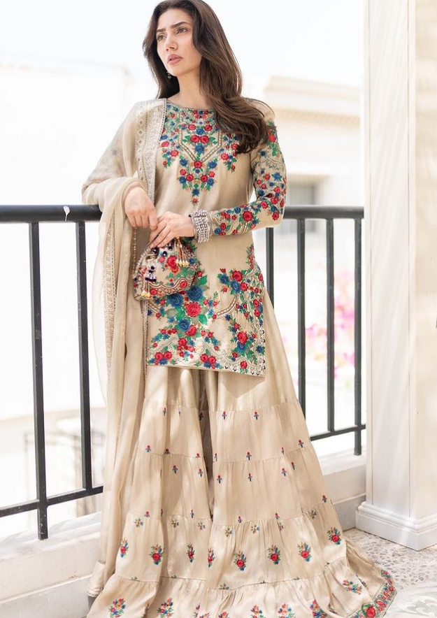 'રઈસ'માં પોતાની અભિનયની ચાહના ફેલાવનાર પાકિસ્તાની અભિનેત્રી માહિરા ખાન લાગે છે ખૂબ સુંદર