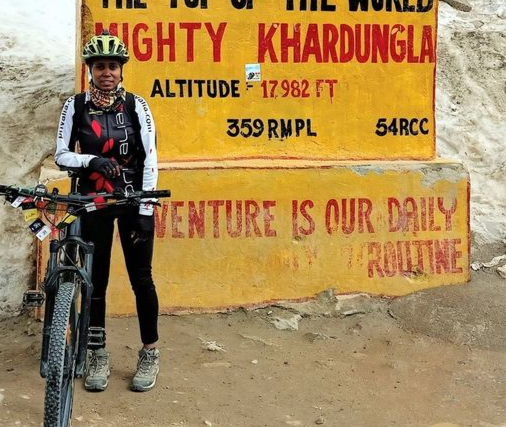 ભારતની આ મહિલાએ રેકોર્ડ સાયકલ ચલાવીને હિમાલયમાં ત્રિરંગો લહેરાવ્યો