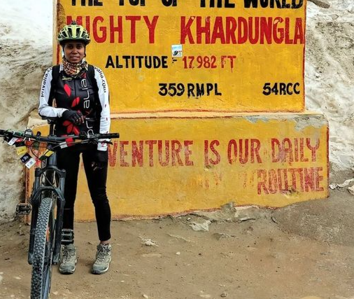 SAVITA FROM SARAN CLIMBED UMLING LA PEAK IN LADAKH BY CYCLING