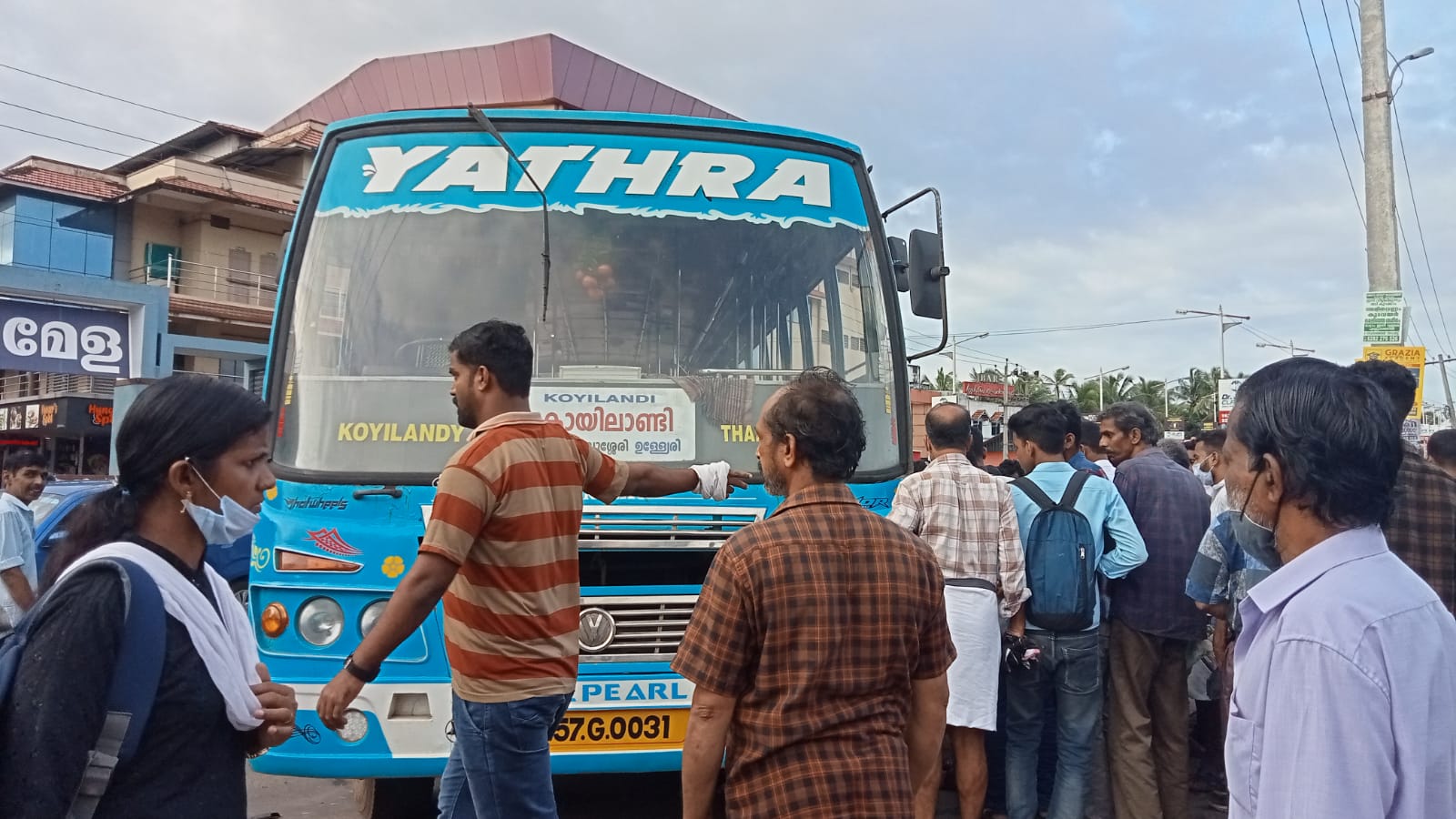 സ്‌കൂട്ടര്‍ ബസിനടിയില്‍ കുടുങ്ങി  ബസ് അപകടം  യുവാവിന് അത്ഭുത രക്ഷപ്പെടല്‍  കൊയിലാണ്ടിയില്‍ ബസ്സപകടം