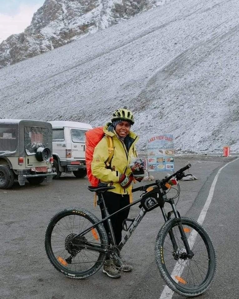 Worlds Highest Road Umlingala  The First Female Cyclist to Reach the Worlds Highest Road Umlingala  sabita mahato Umlingala  ഉംലിംഗ് ലാ വനിത സൈക്ലിസ്റ്റ്  സബിത മഹതോ ലോകത്തിലെ ഏറ്റവും ഉയരം കൂടിയ റോഡ് ഉംലിംഗ് ലാ