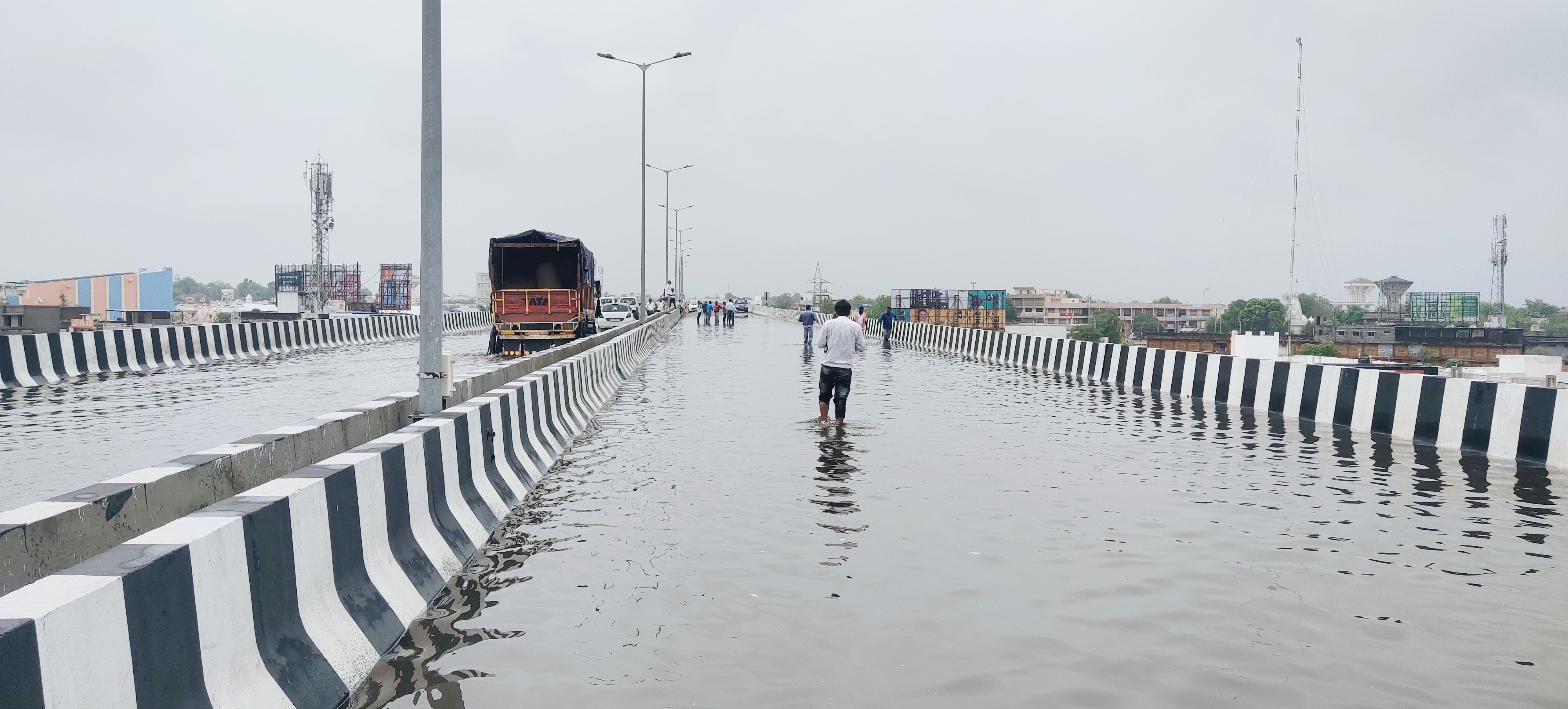 પહેલા જ વરસાદમાં રાજ્યના સૌથી લાંબા એલિવેટેડ બ્રિજની ખૂલી પોલ