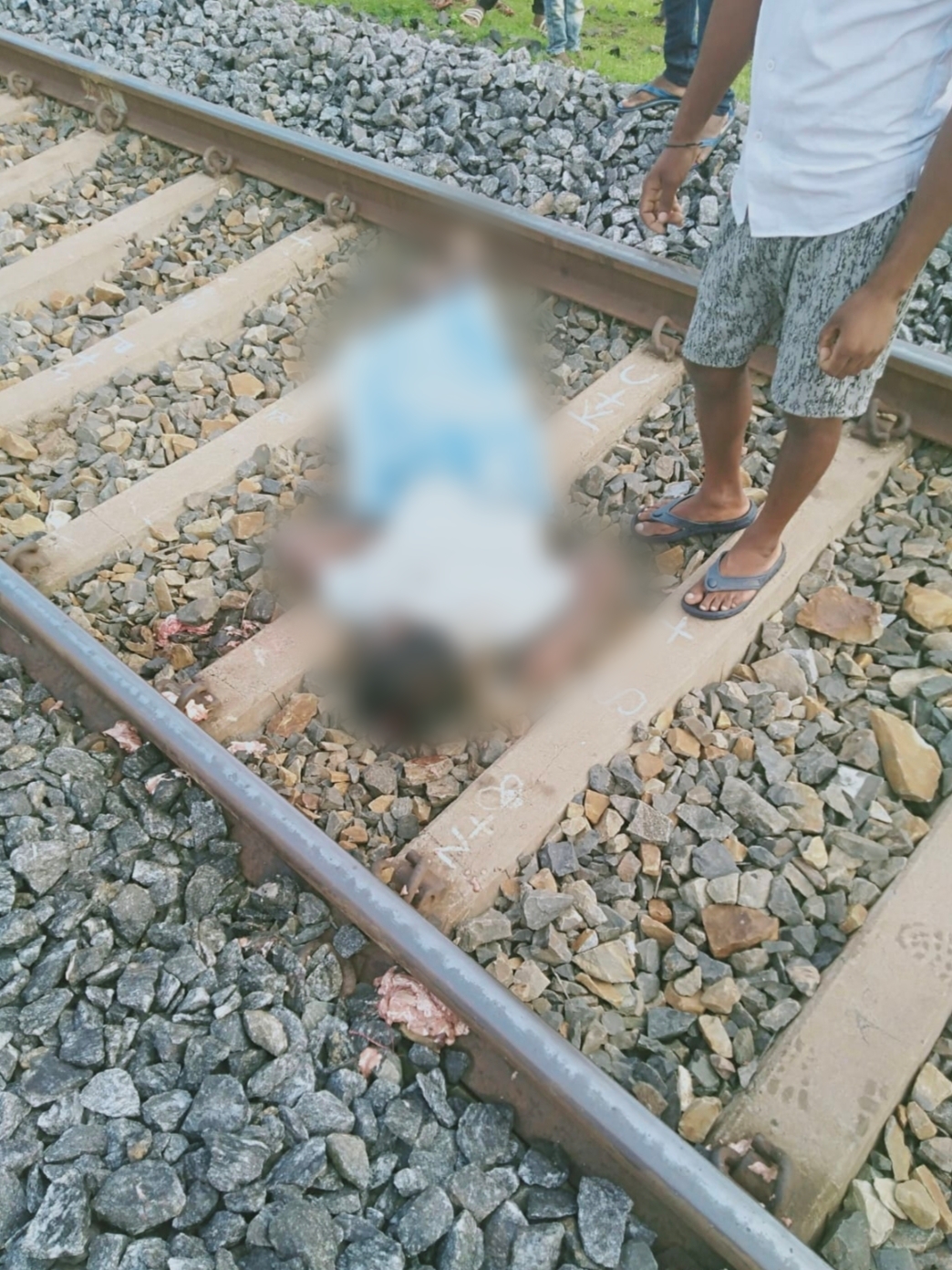 dead body found of rape accused on railway track in Lohardaga