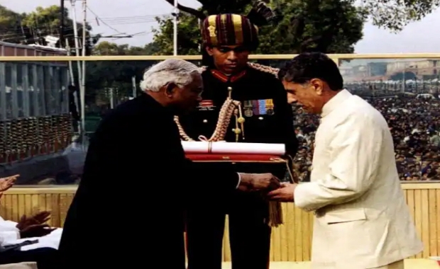 कैप्टन विक्रम बत्रा के पिता राष्ट्रपति से सम्मान लेते हए.