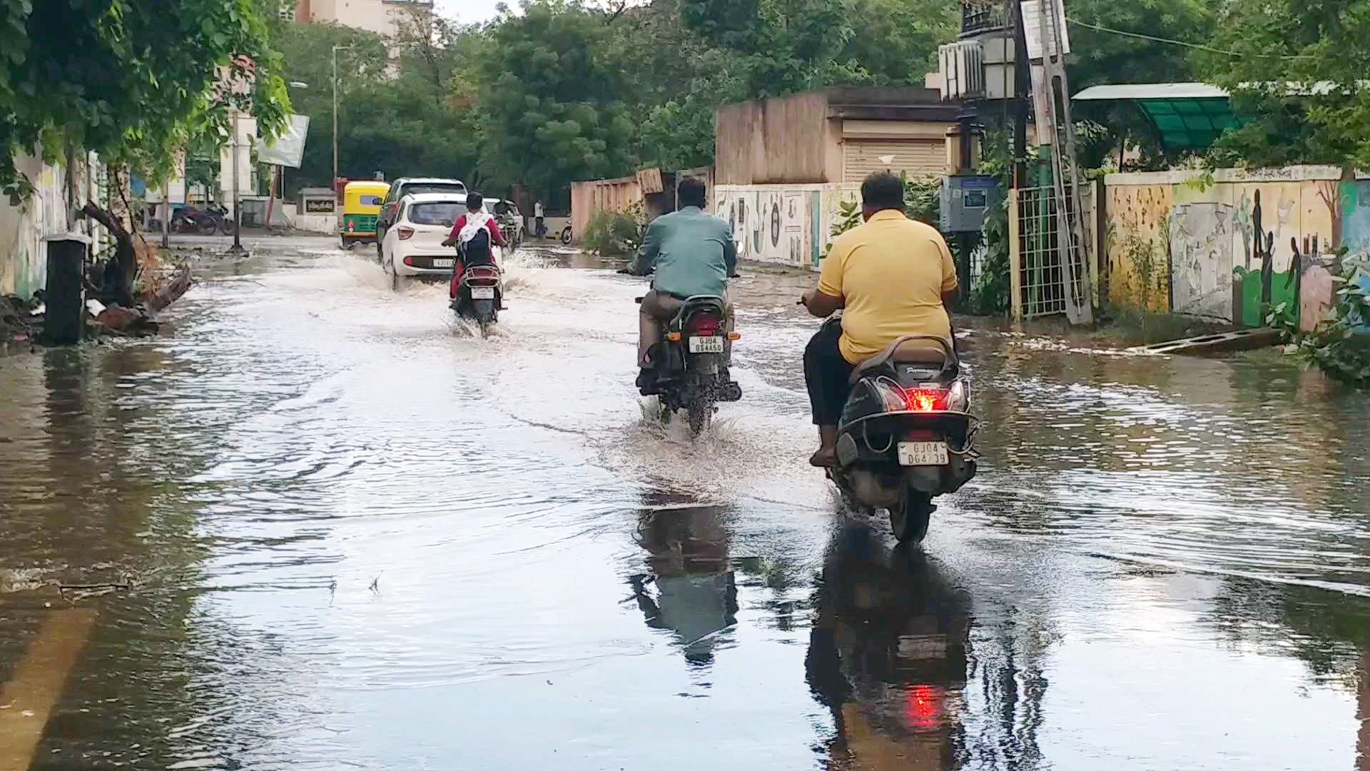 રસ્તાઓમાં ભરાયા પાણી