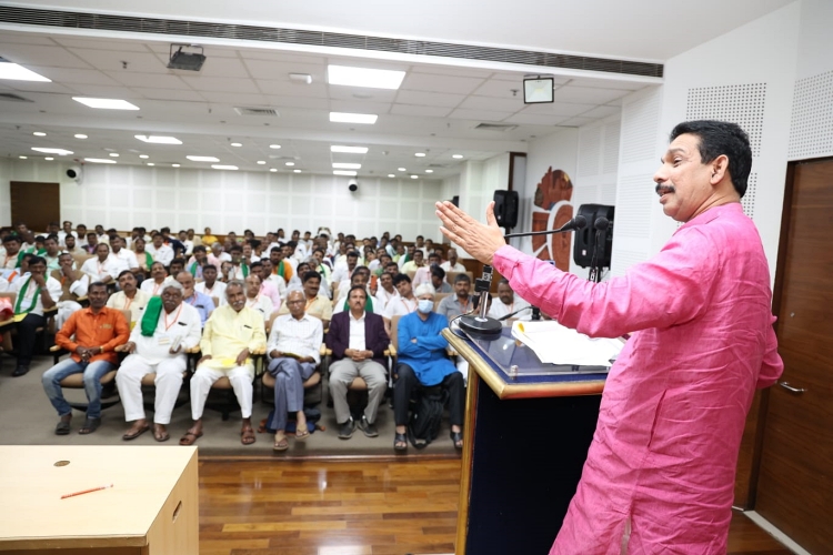 Nalin Kumar Kateel spoke at the farmers workshop.