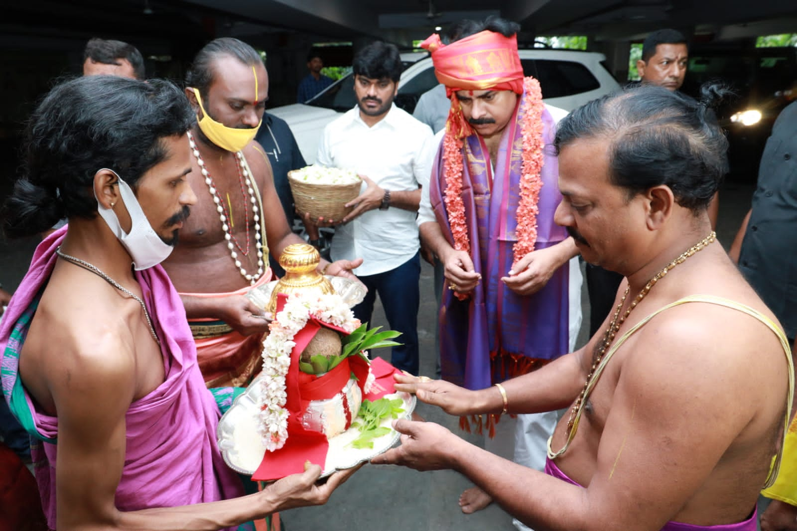 నంబూరులోని దశావతార వెంకటేశ్వర స్వామిని దర్శించుకున్న పవన్‌కల్యాణ్‌