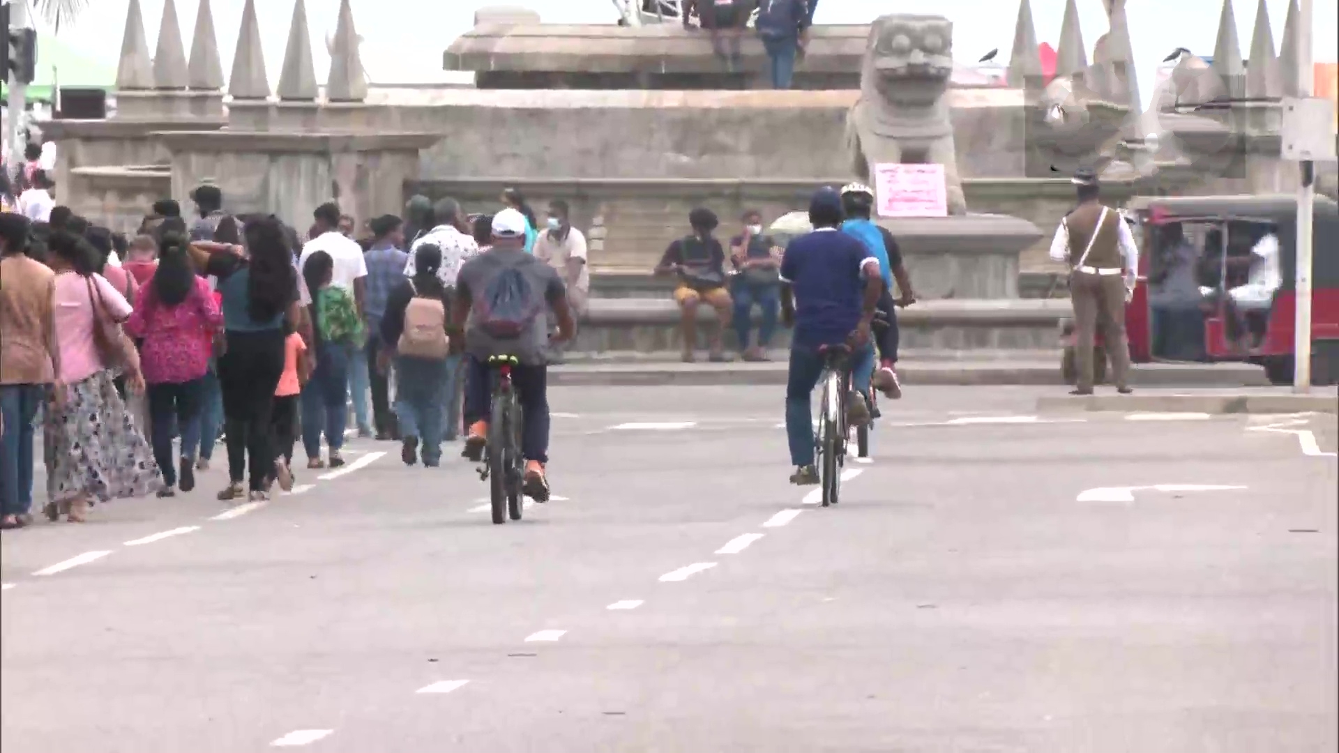Lankans turn to bicycles, Long queue of protestors on the road leading to the Presidential Palace