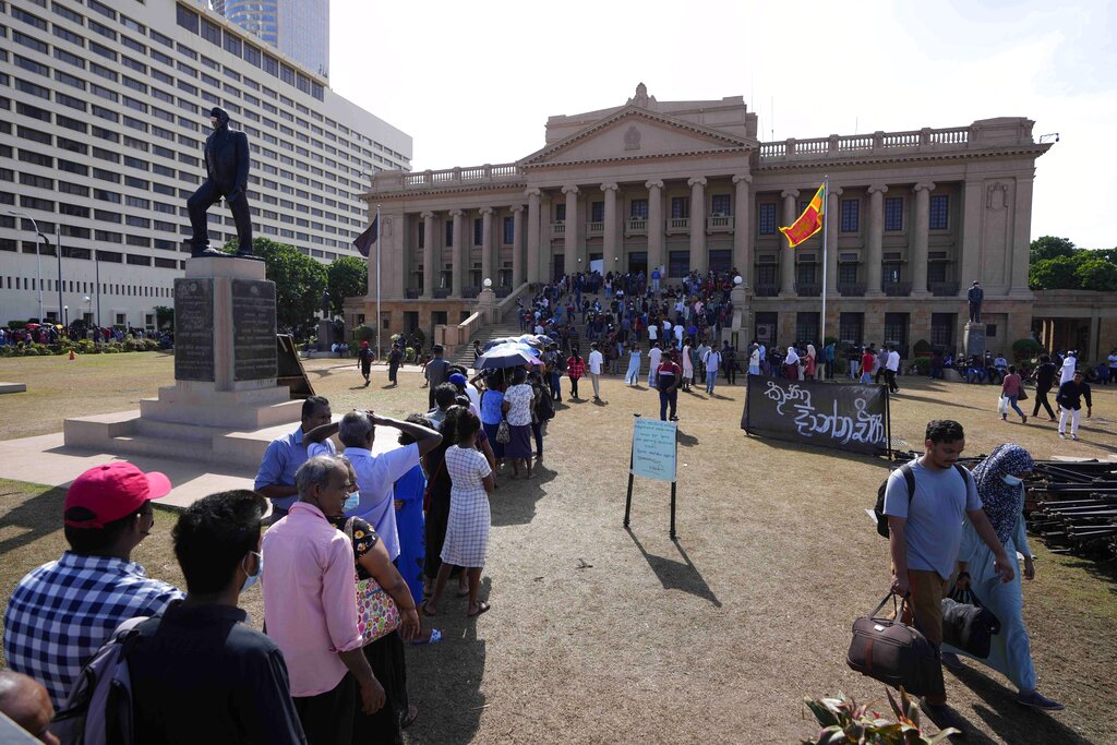 Sri Lankan fuel crisis: Lankans turn to bicycles, Long queue of protestors on the road leading to the Presidential Palace