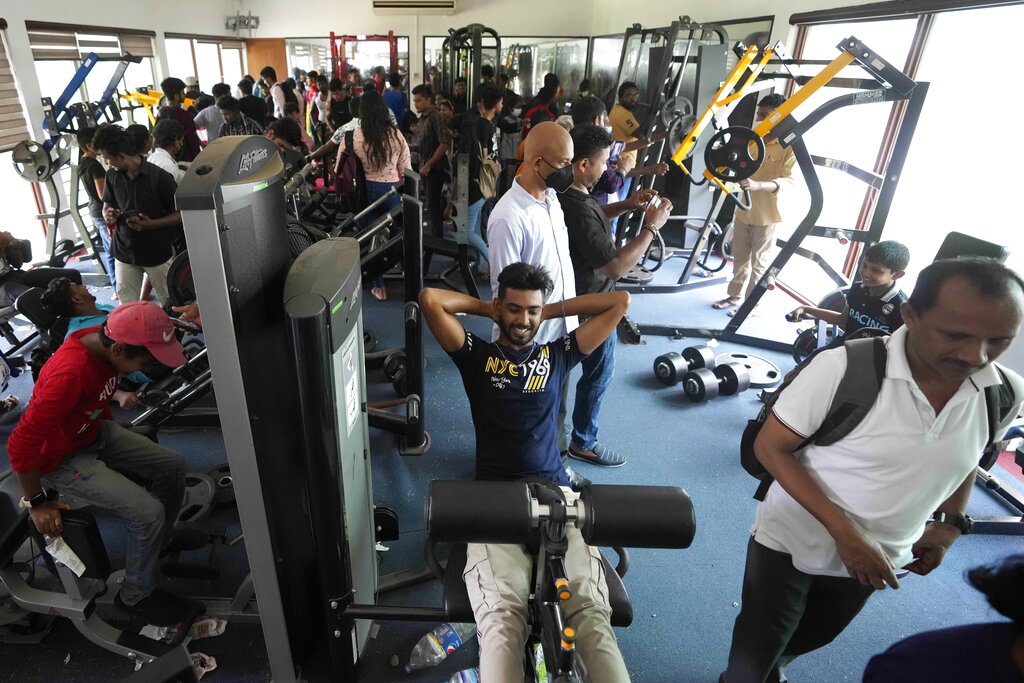 Sri Lankan fuel crisis: Lankans turn to bicycles, Long queue of protestors on the road leading to the Presidential Palace