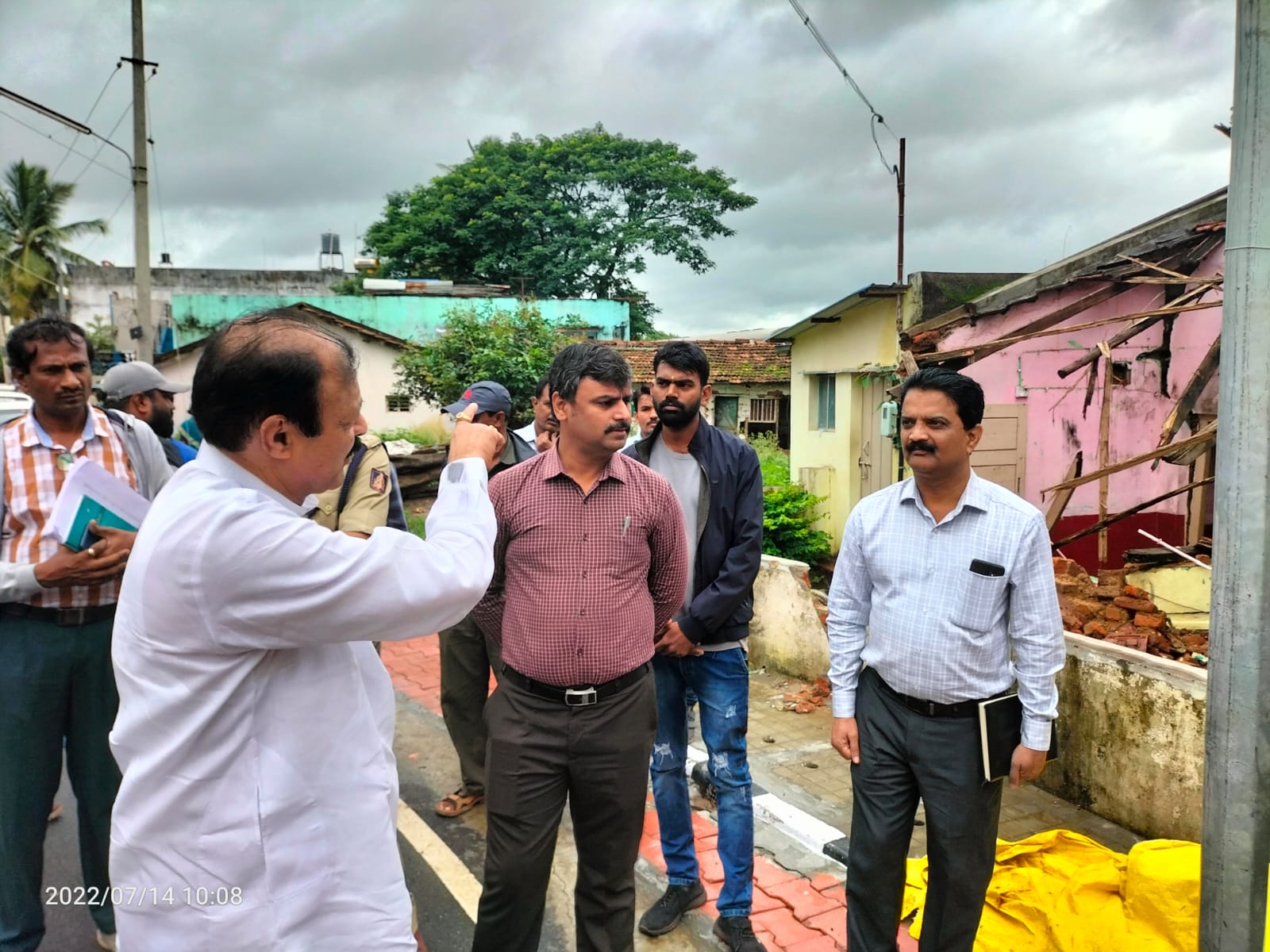 minister-narayan-gowda-visited-the-rain-damaged-areas-in-shimoga-distric