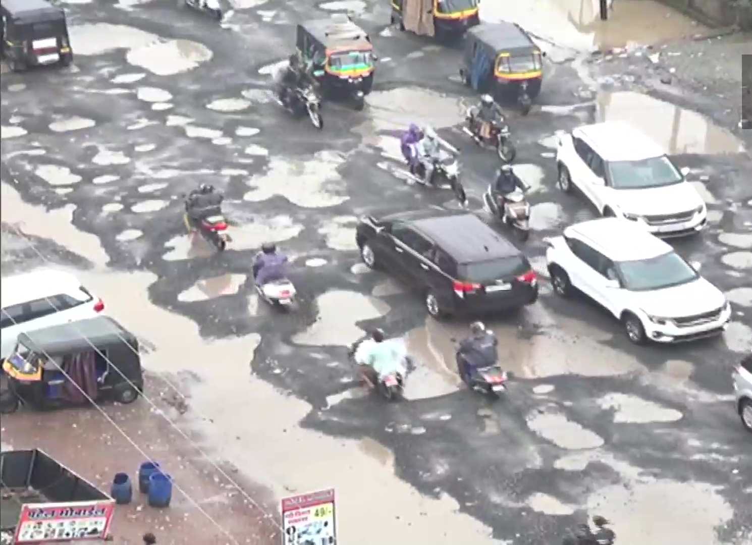 After heavy rains in Gujarat  National Highway-48 covered in potholes filled with water  see photos  ഗുജറാത്തിലെ ദേശീയ പാതയില്‍ 10 കിലോമീറ്റര്‍ നീളെ കുഴി  Gujarat 48 national Highway potholes issue  ദേശീയപാത 48 വാപി സിൽവാസ പ്രദേശത്തെ റോഡില്‍ കുഴികള്‍