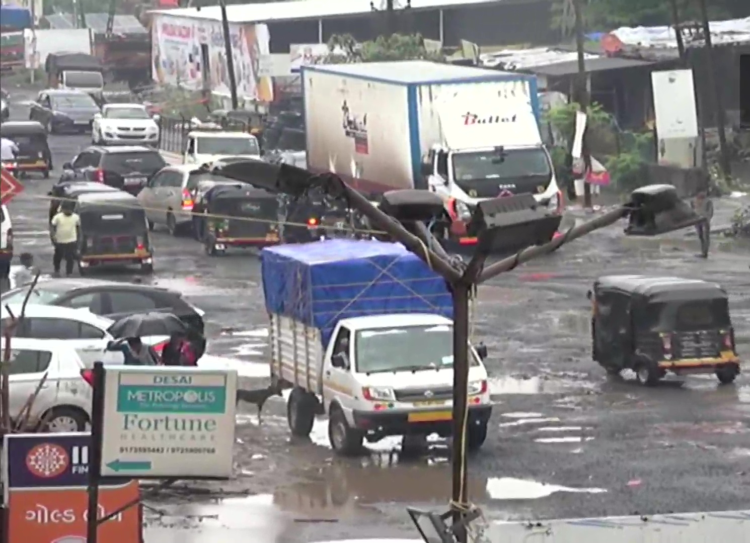 After heavy rains in Gujarat  National Highway-48 covered in potholes filled with water  see photos  ഗുജറാത്തിലെ ദേശീയ പാതയില്‍ 10 കിലോമീറ്റര്‍ നീളെ കുഴി  Gujarat 48 national Highway potholes issue  ദേശീയപാത 48 വാപി സിൽവാസ പ്രദേശത്തെ റോഡില്‍ കുഴികള്‍