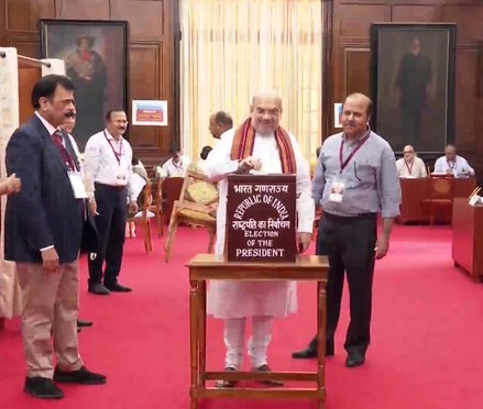 ಮತದಾನ ಮಾಡಿದ ಗೃಹ ಸಚಿವ ಅಮಿತ್​ ಶಾ