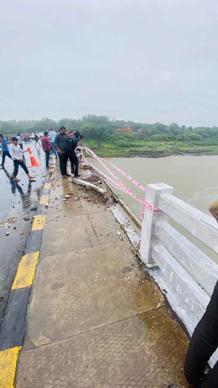 Dhar Breaking News Passenger bus fell in Narmada river