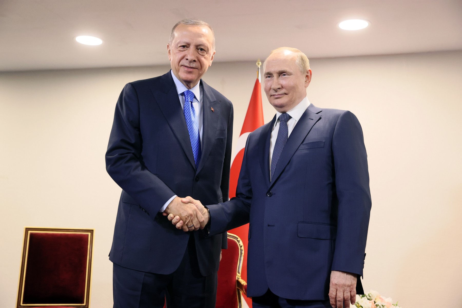 Russian President Putin shaking hands with Turkish President Erdogan