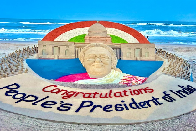 सुदर्शन पटनायक ने मुर्मू की जीत पर बधाई देते हुए बनाई रेत की कलाकृति