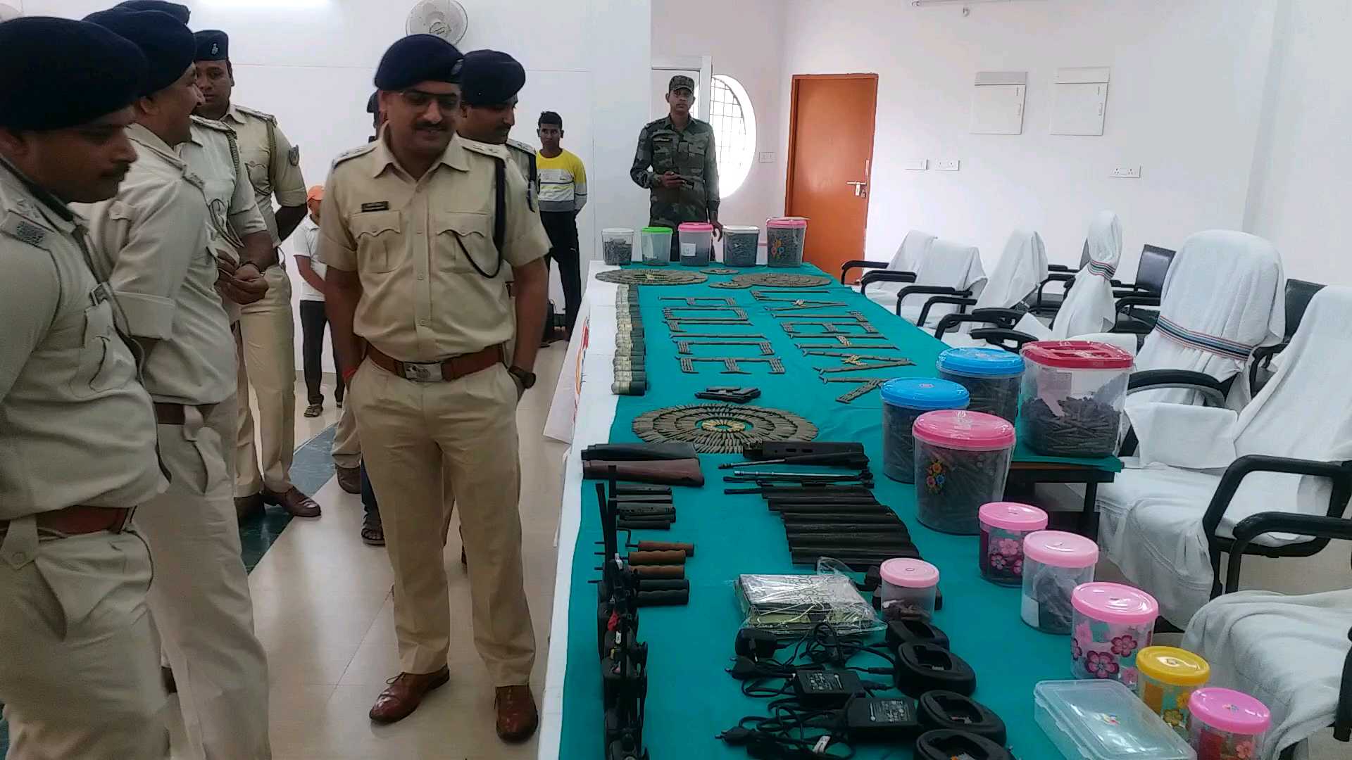 concealed-by-naxalites-weapons-recovered-in-latehar