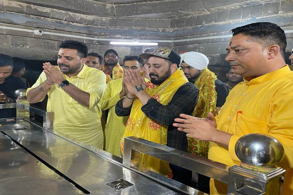Mika Singh reached Baglamukhi Mata Temple
