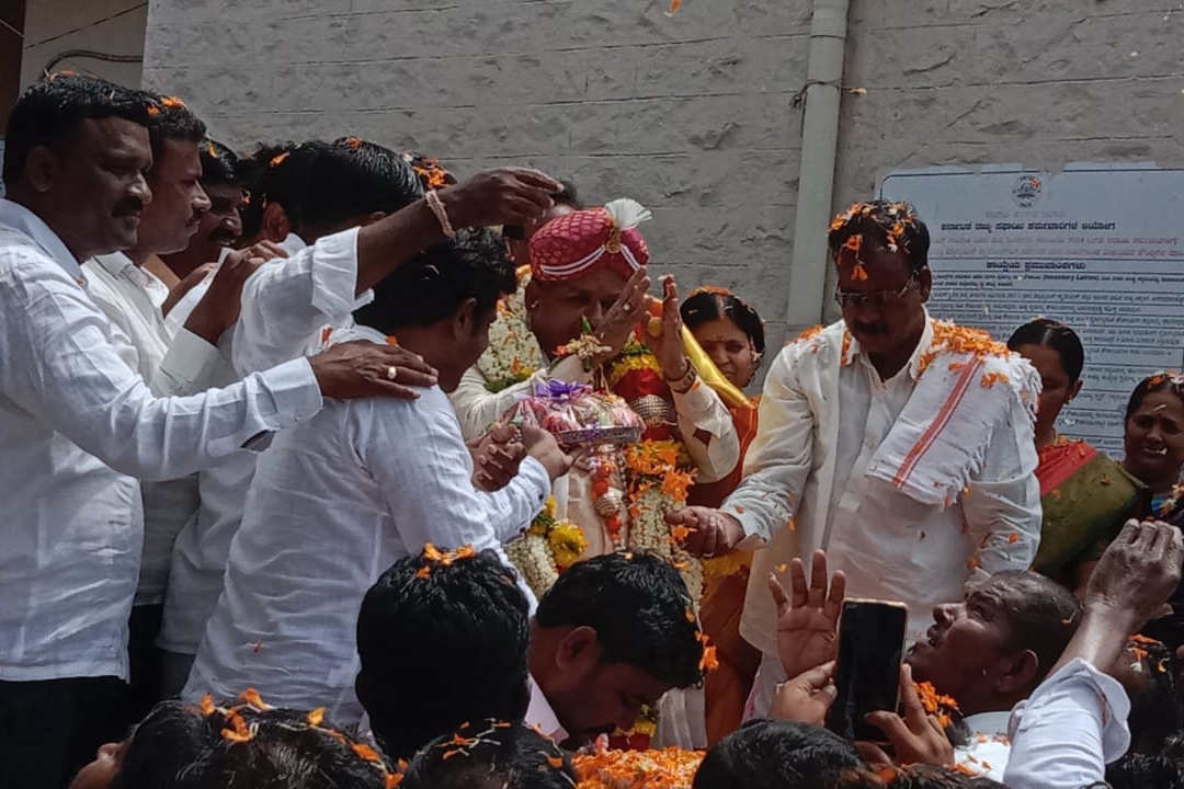 Congress MLA celebrated his birthday on the premises of the municipal office